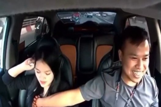 Anh tài lái bóp nú người đẹp