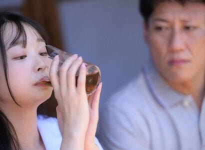 Chú dùng thuốc kích dục để địt cháu gái cho phấn khích