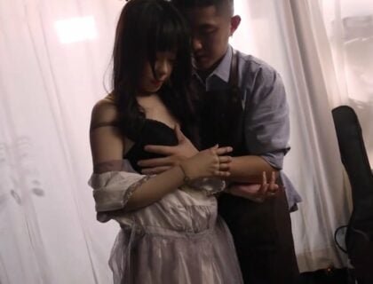 Nửa đêm, nghệ nhân điên rồ khám phá khát vọng với con búp bê tự tay chạm trổ.