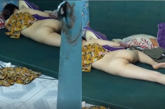 Quay lẻn vào phòng hàng xóm ngủ không mặc quần để xem bướm
